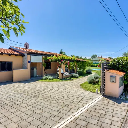 Casa Luka Vareski * Крница